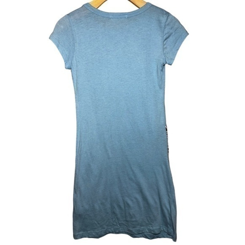 579 Vintage Y2K Size XS Pale Blue Feathered Crown Graphic Short Sleeve T-Shirt - Picture 2 of 4
